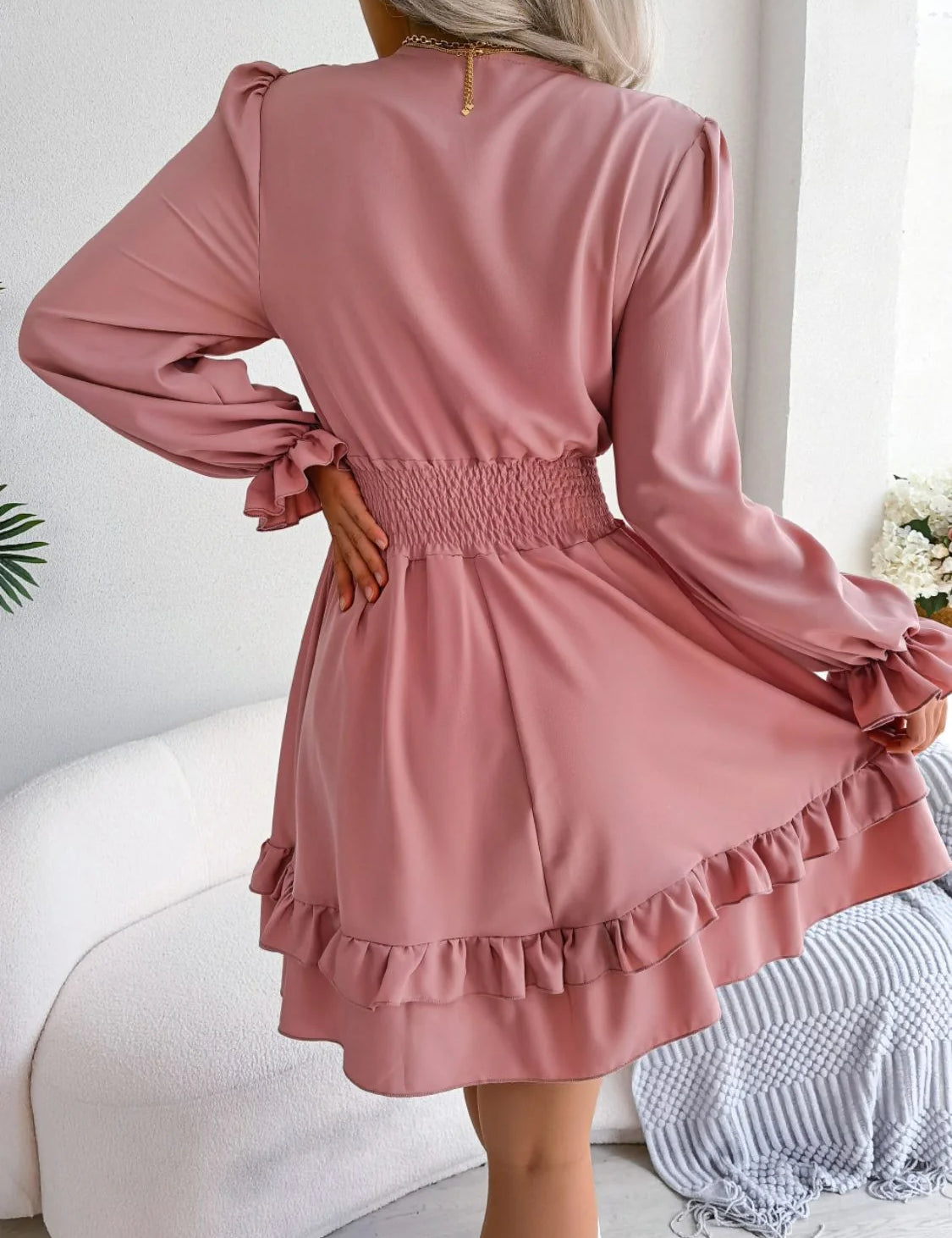 Damen Minikleid mit Bindeband und Volantärmeln 1