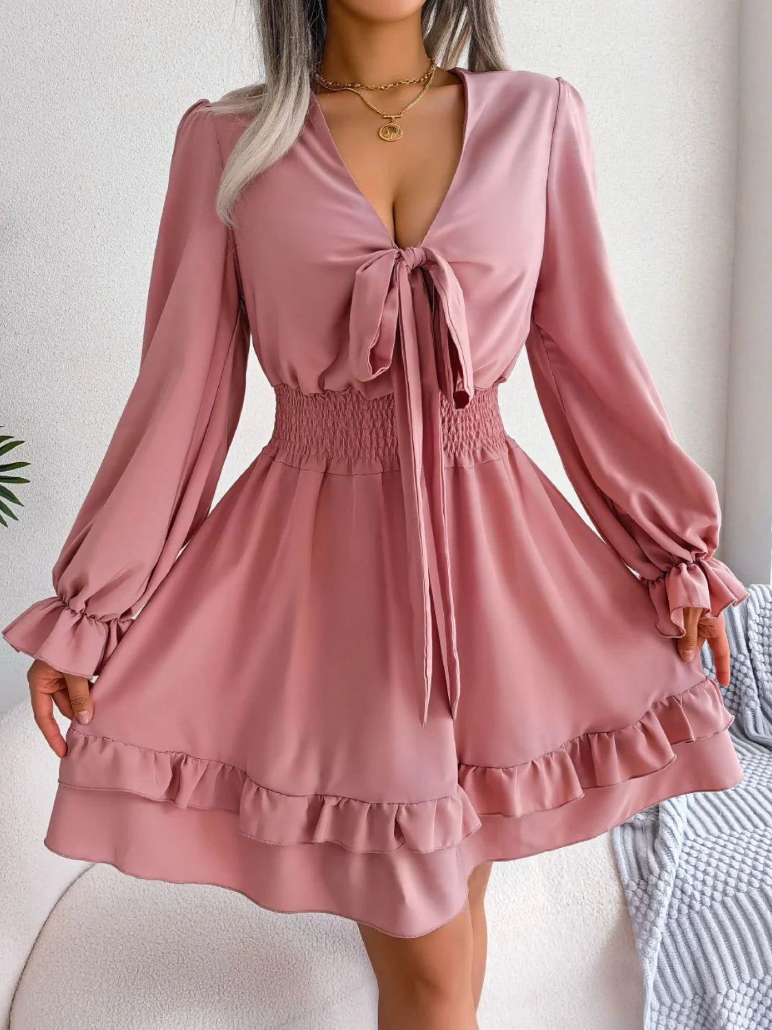 Damen Minikleid mit Bindeband und Volantärmeln 2