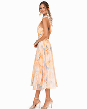 Elegancka sukienka maxi z wiązaniem na szyi - letnia stylizacja w akwarelowym wzorze 2