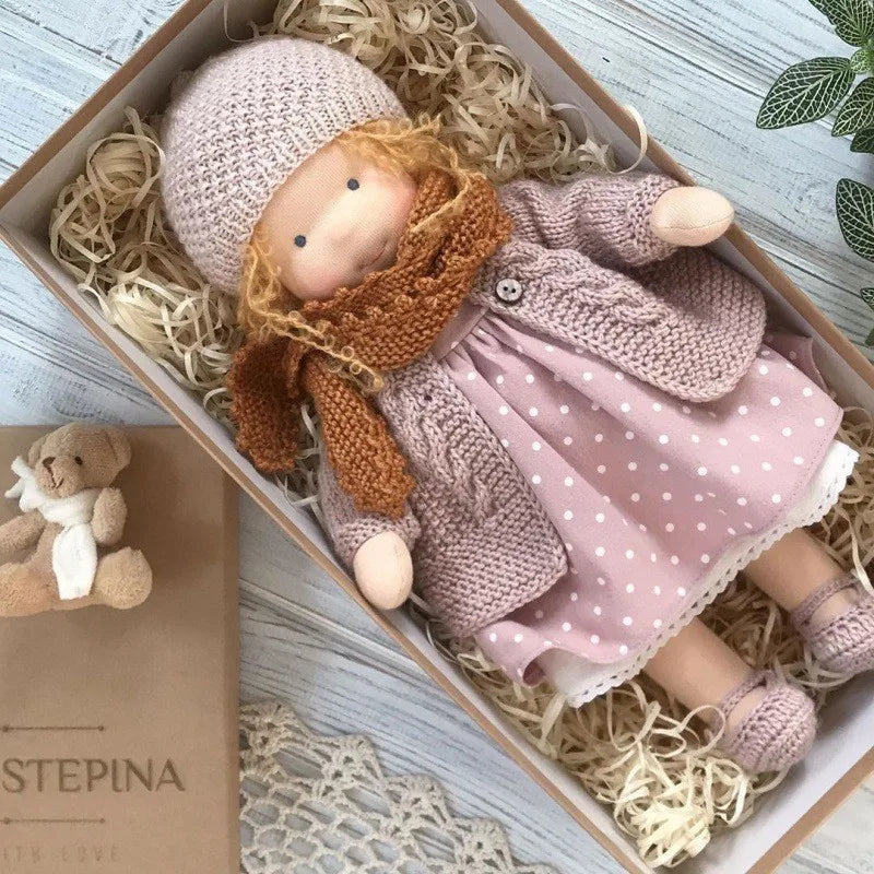 Luna | Lalka pluszowa Waldorf, ręcznie robiona – miękka, bawełniana zabawka w pudełku z materiału | Urocza i przytulna | Na urodziny dziecka i do codziennej, kreatywnej zabawy 18