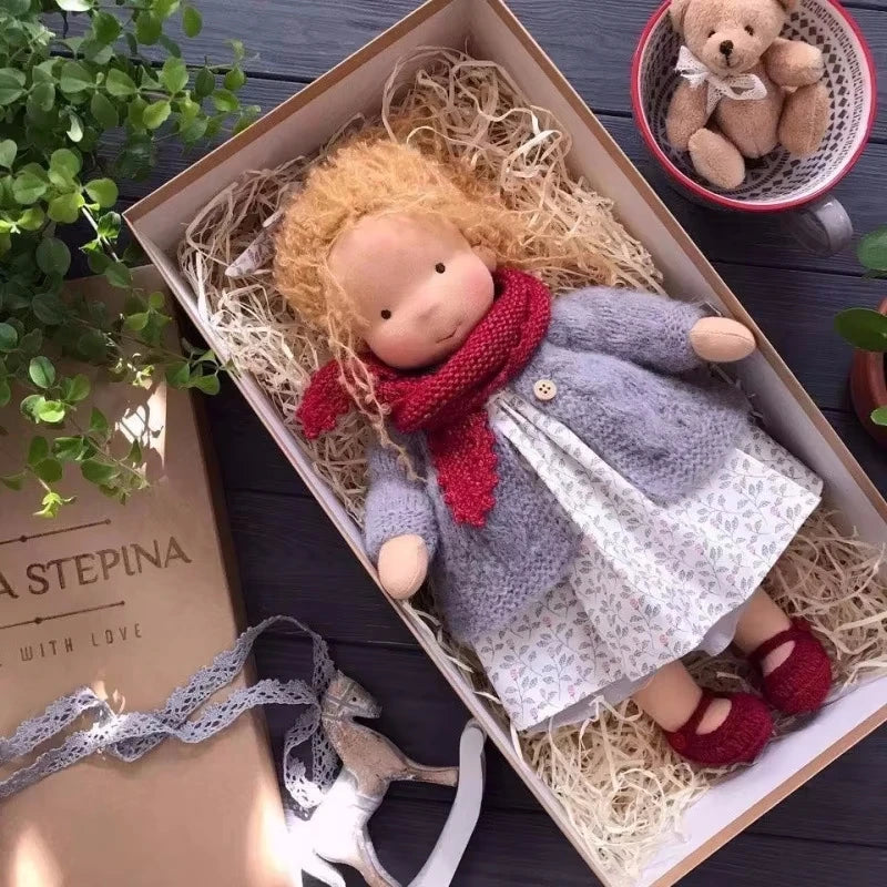 Luna | Lalka pluszowa Waldorf, ręcznie robiona – miękka, bawełniana zabawka w pudełku z materiału | Urocza i przytulna | Na urodziny dziecka i do codziennej, kreatywnej zabawy 3