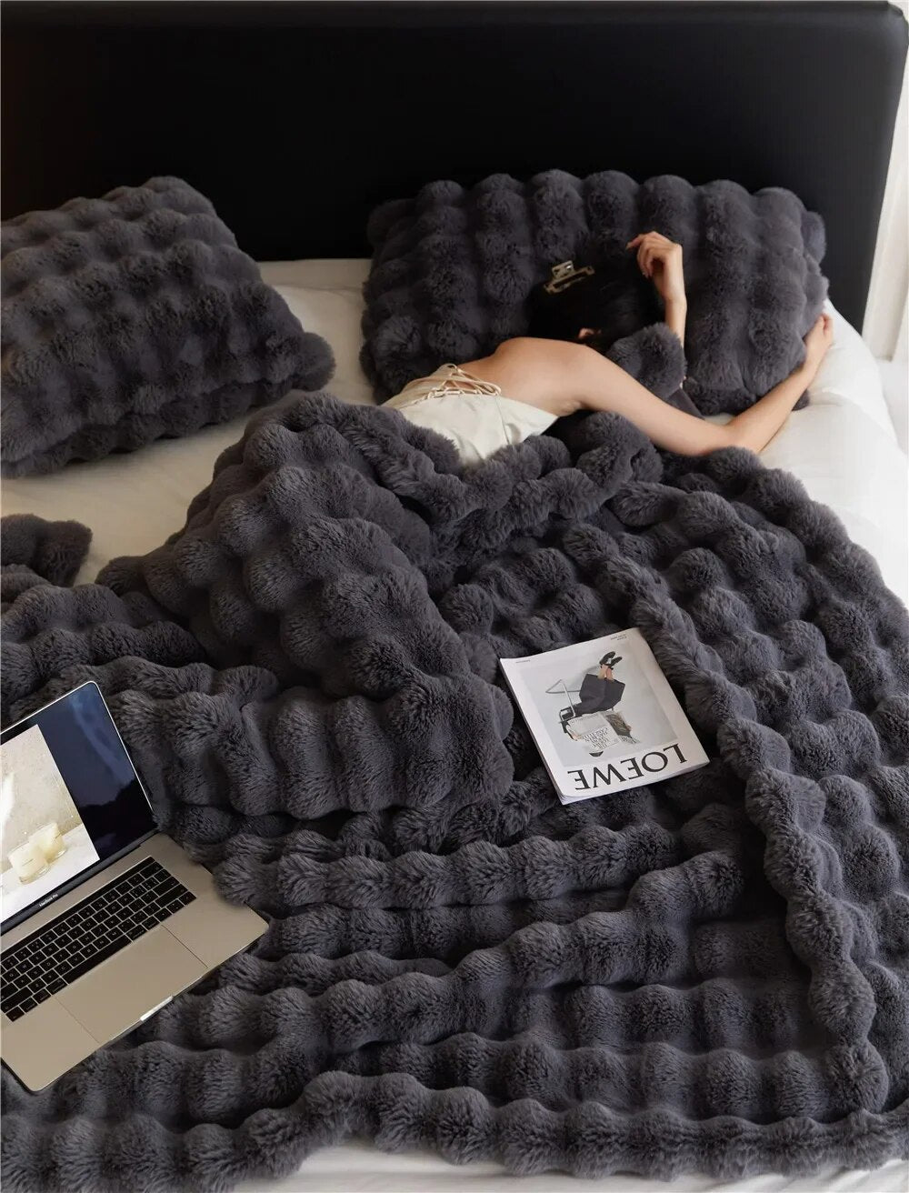 Puszysty koc, o którym wszyscy mówią! - WarmWool zapewnia ciepło w chłodne dni 1