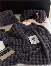 Puszysty koc, o którym wszyscy mówią! - WarmWool zapewnia ciepło w chłodne dni 1