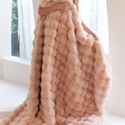 Puszysty koc, o którym wszyscy mówią! - WarmWool zapewnia ciepło w chłodne dni 2