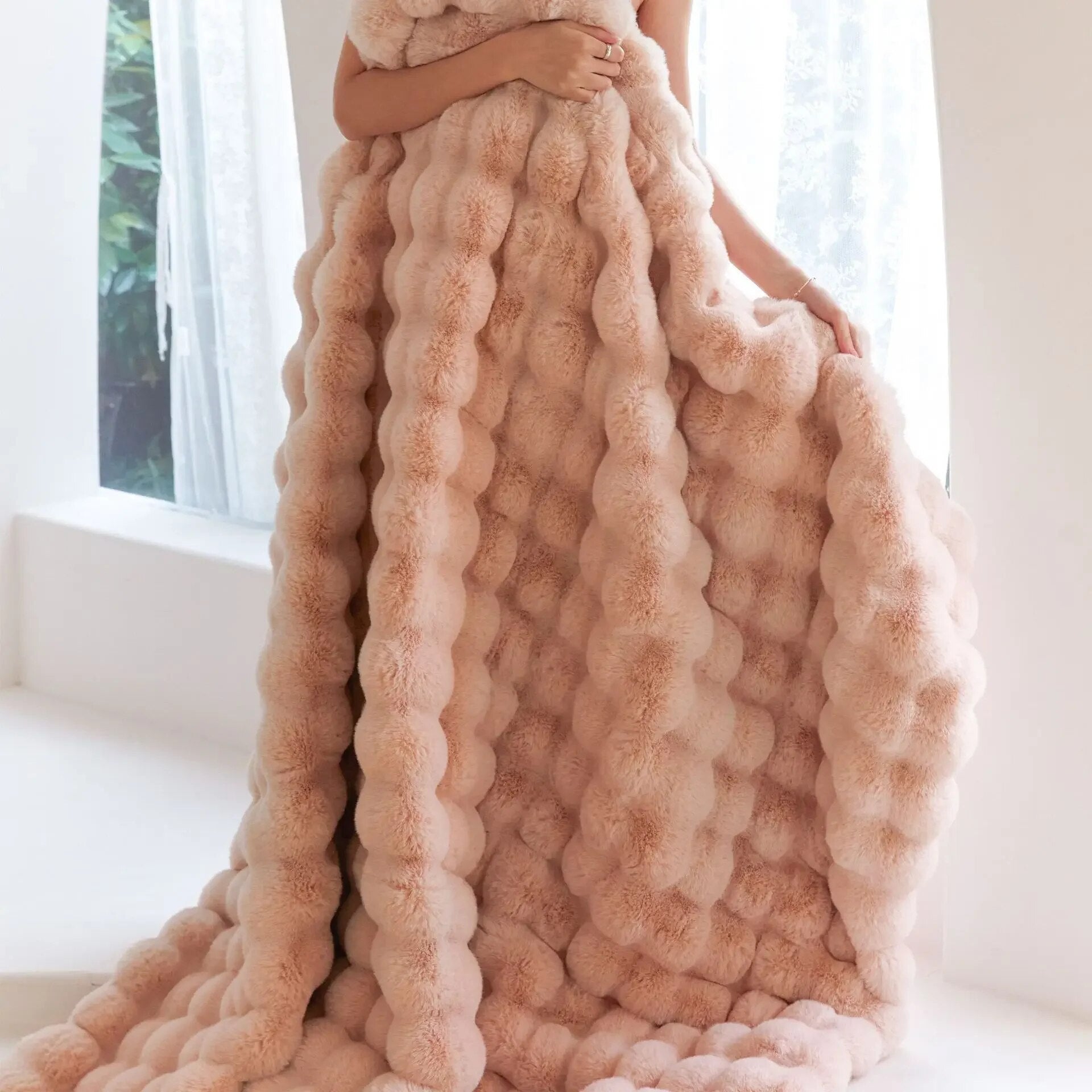 Puszysty koc, o którym wszyscy mówią! - WarmWool zapewnia ciepło w chłodne dni 2