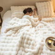 Puszysty koc, o którym wszyscy mówią! - WarmWool zapewnia ciepło w chłodne dni 3