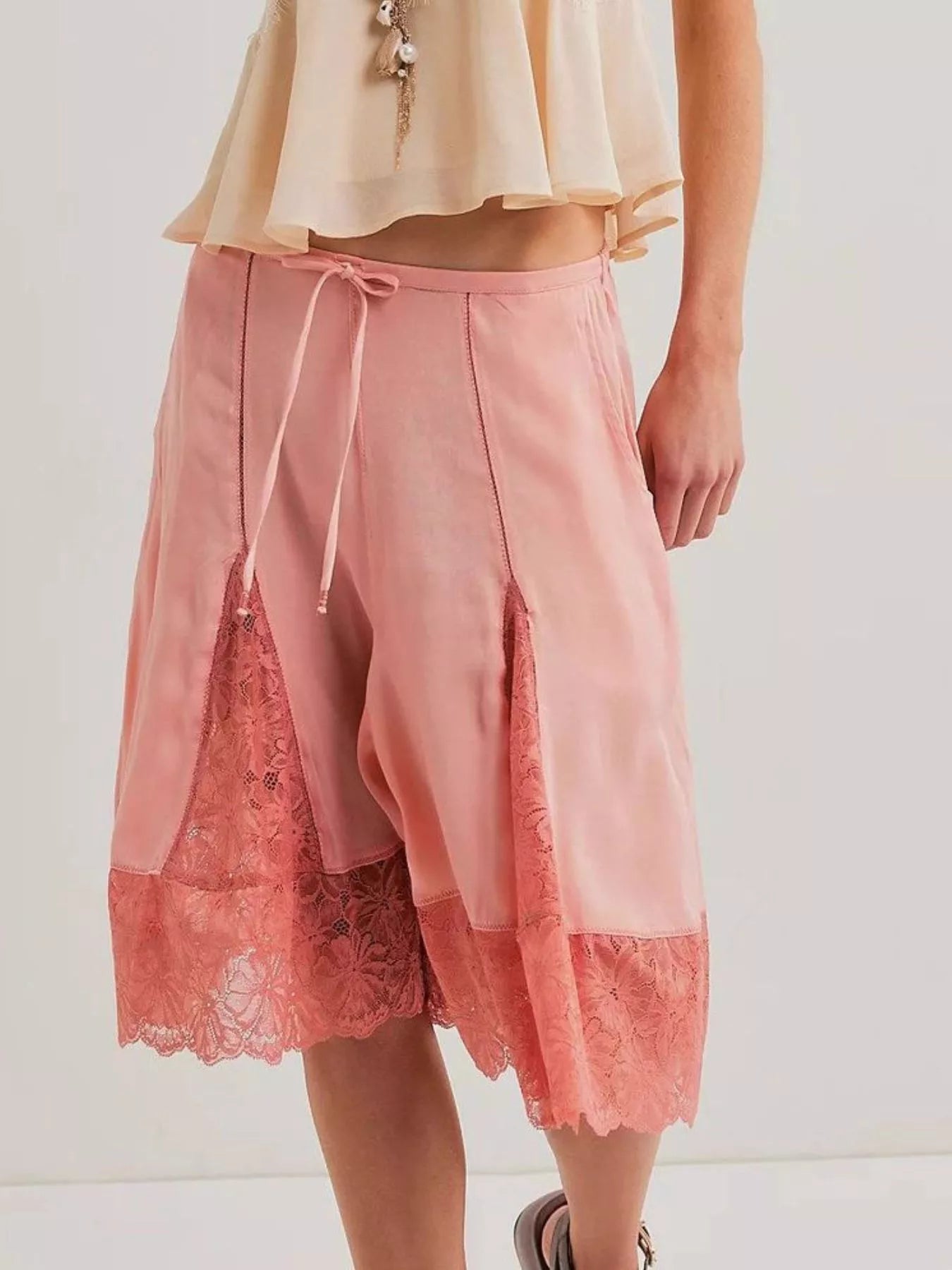Stylowe Szorty Damskie z Koronkowymi Detalami na Lato - Wygodne Krótkie Spodenki Damskie na Ciepłe Dni 2