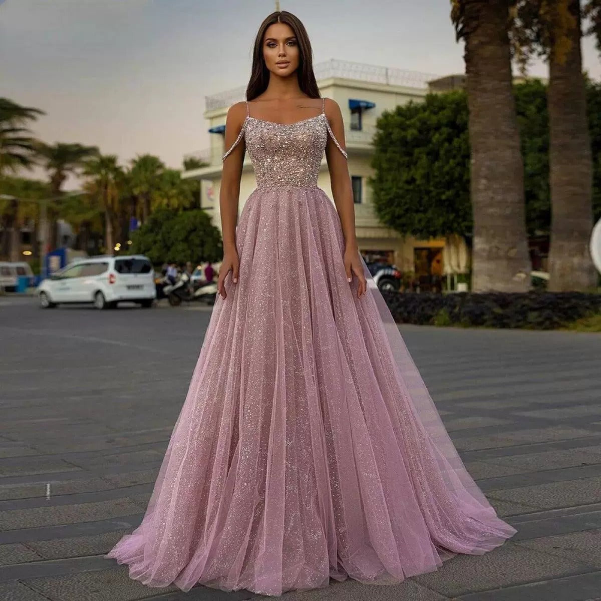 Damska sukienka maxi z ozdobami na wesele - elegancka i zwiewna