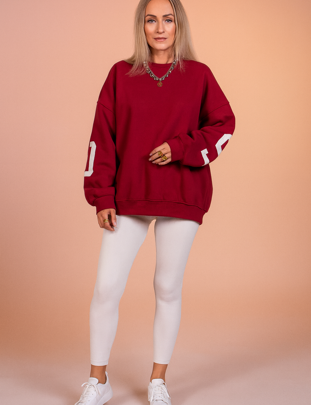  Bluza damska z kolekcji 2024 w kolorze czerwonym – odważny, stylowy i przyciągający uwagę akcent.