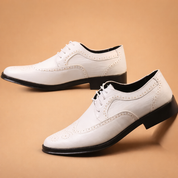 Elegant men’s lace-up formal shoes with classic design and refined silhouette, suitable for business and formal occasions