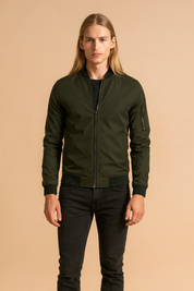 Męska kurtka bomber w kolorze khaki, klasyczny krój slim fit z czarnymi ściągaczami i kieszenią na rękawie.