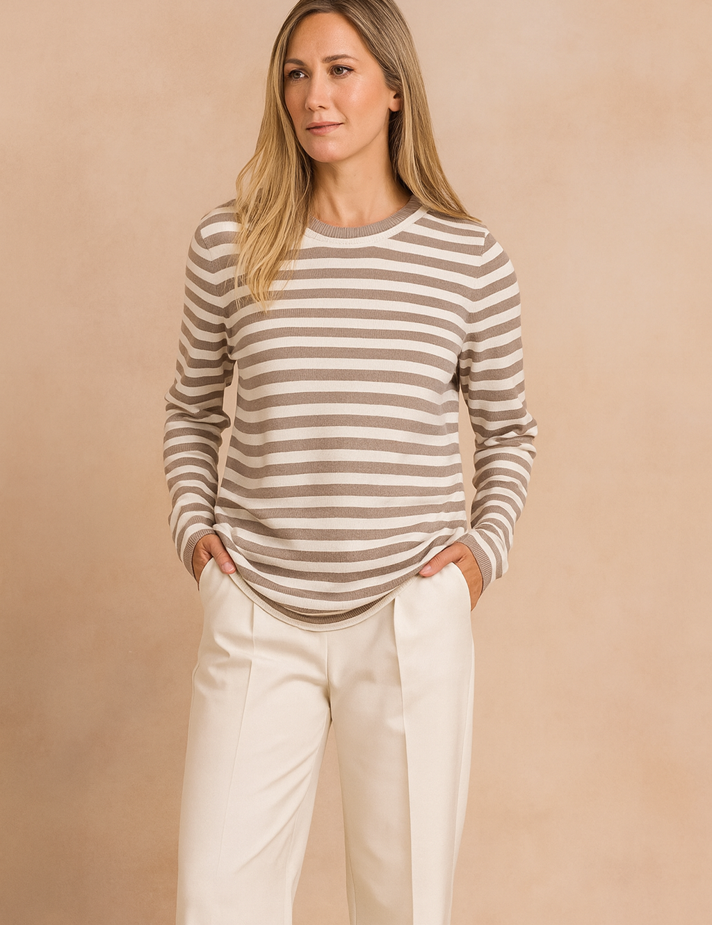  Stylowy sweter damski w kolorze beżowym – uniwersalny, elegancki i wygodny element garderoby.